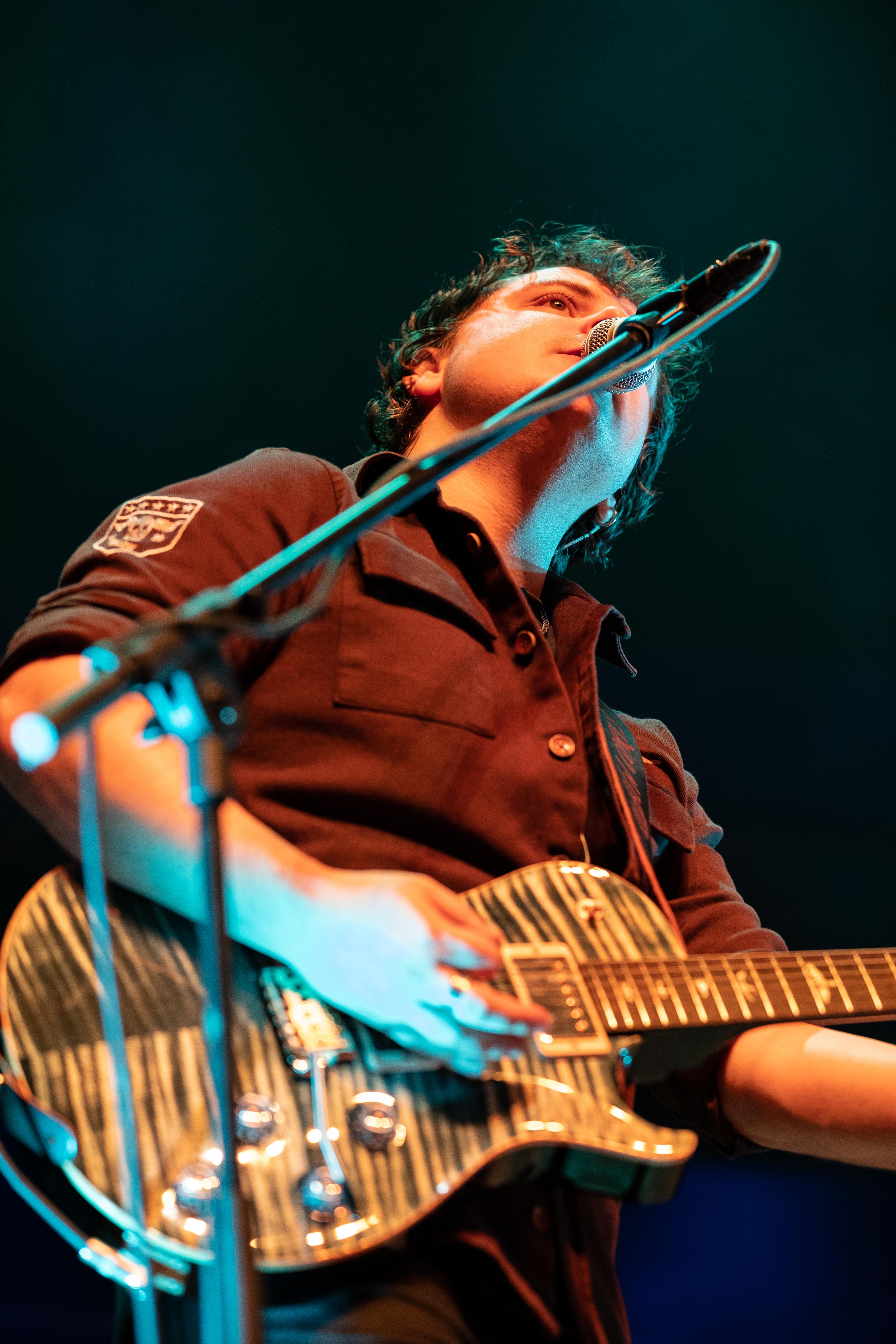 Rubén Cores tocando la guitarra eléctrica en directo